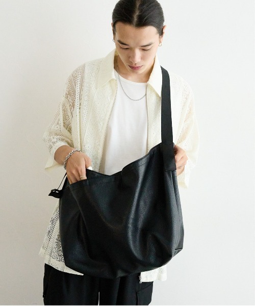 RAGEBLUE（レイジブルー）の「シンセティックレザー/ラージショルダーバッグ（ショルダーバッグ・メンズ・ブラック・FREE）」の4枚目の写真