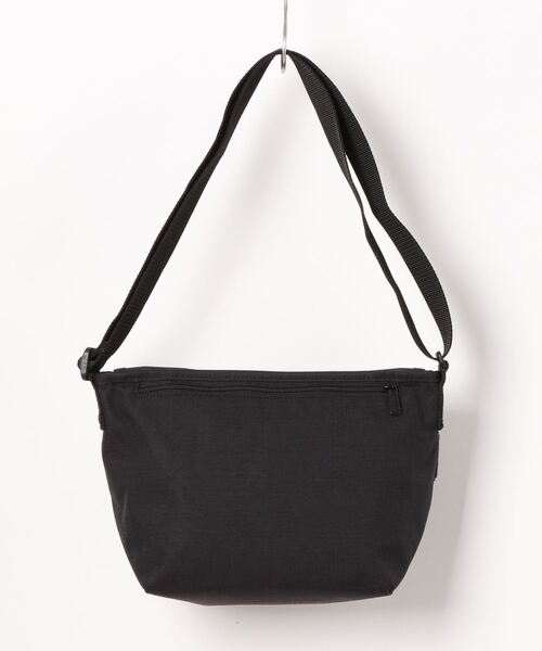 Manhattan Portage(マンハッタンポーテージ)の「Nylon Messenger Bag JR Back pocket Coca-Cola(メッセンジャーバッグ・メンズ・ブラック・SMALL)」の4枚目の写真