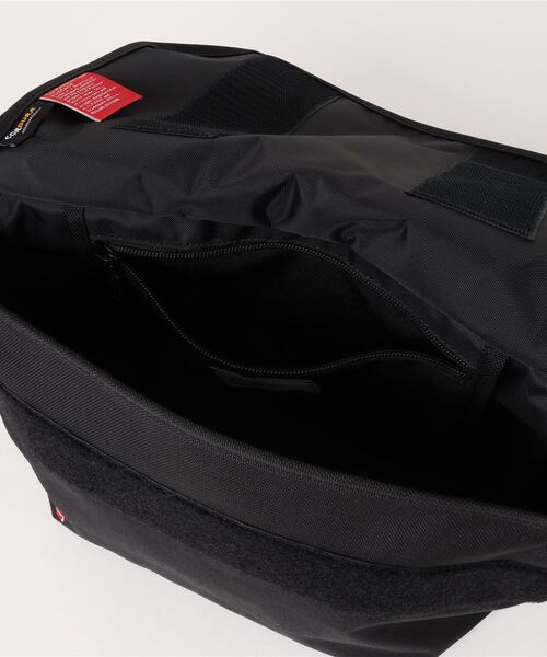 Manhattan Portage(マンハッタンポーテージ)の「Nylon Messenger Bag JR Back pocket Coca-Cola(メッセンジャーバッグ・メンズ・ブラック・SMALL)」の2枚目の写真
