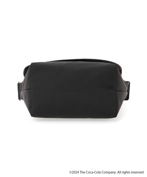 Manhattan Portage(マンハッタンポーテージ)の「Nylon Messenger Bag JR Back pocket Coca-Cola(メッセンジャーバッグ・メンズ・ブラック・SMALL)」の13枚目の写真