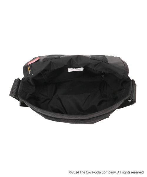 Manhattan Portage(マンハッタンポーテージ)の「Nylon Messenger Bag JR Back pocket Coca-Cola(メッセンジャーバッグ・メンズ・ブラック・SMALL)」の12枚目の写真