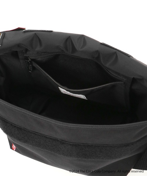 Manhattan Portage(マンハッタンポーテージ)の「Nylon Messenger Bag JR Back pocket Coca-Cola(メッセンジャーバッグ・メンズ・ブラック・SMALL)」の9枚目の写真
