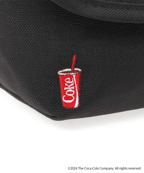 Manhattan Portage(マンハッタンポーテージ)の「Nylon Messenger Bag JR Back pocket Coca-Cola(メッセンジャーバッグ・メンズ・ブラック・SMALL)」の7枚目の写真