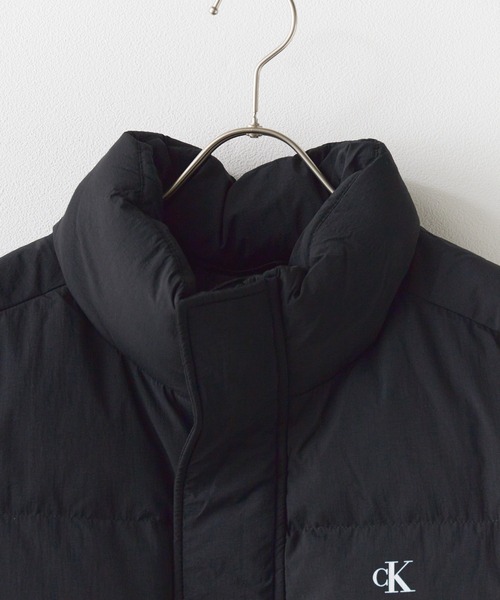 Calvin Klein(カルバン・クライン)の「Calvin Klein/カルバンクライン AR- ESSENTIALS DOWN VEST ベスト(ダウンベスト・メンズ・ブラック・M/S/L)」の2枚目の写真