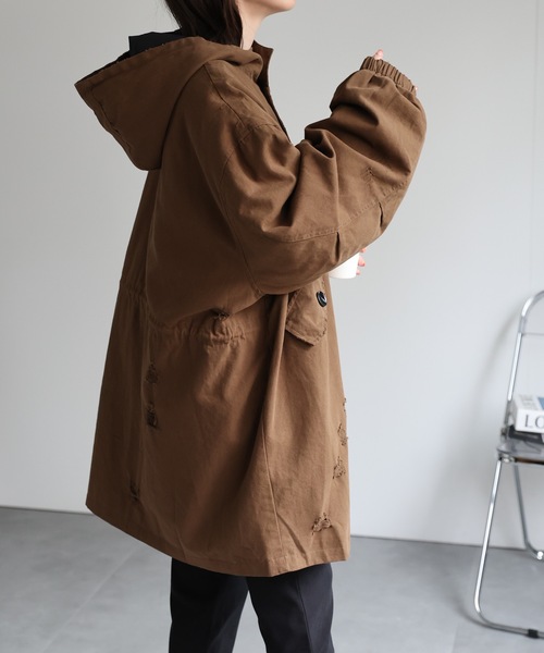 CREARE -LINO-（クレアーレリノ）の「＜ユニセックス＞ダメージ加工ミリタリーコート/フード付き/微起毛（その他アウター・レディース・ブラウン/アイボリー・FREE）」の5枚目の写真