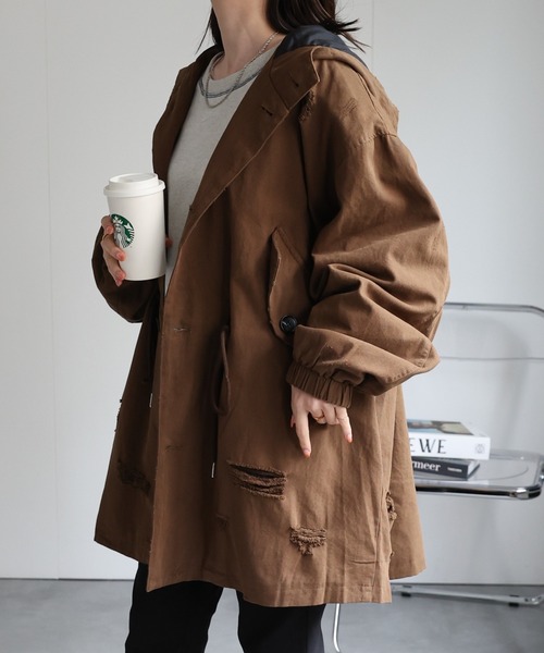 CREARE -LINO-（クレアーレリノ）の「＜ユニセックス＞ダメージ加工ミリタリーコート/フード付き/微起毛（その他アウター・レディース・ブラウン/アイボリー・FREE）」の4枚目の写真