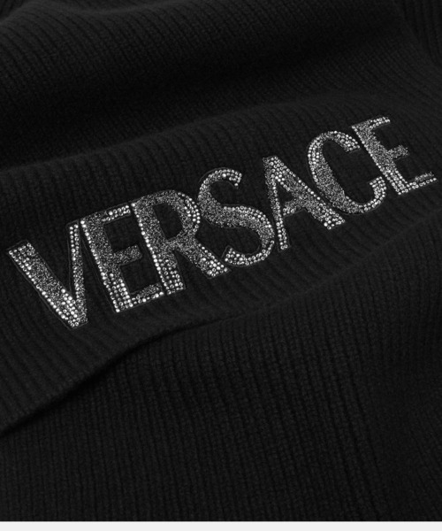 VERSACE（ヴェルサーチ）の「ロゴ ニット スカーフ チェーロ ステラット（マフラー・レディース・ブラック・ONE SIZE）」の2枚目の写真