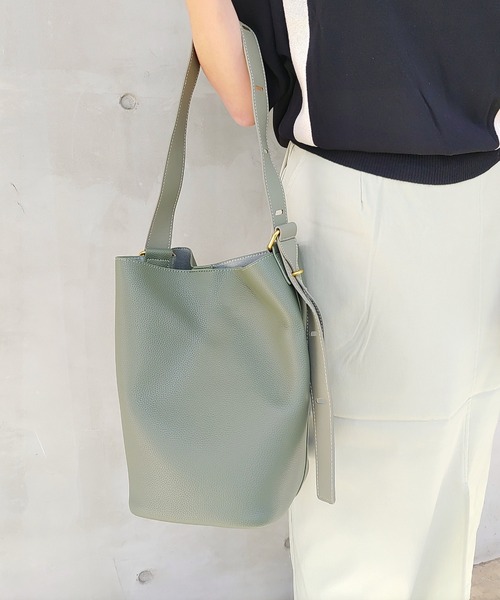 Q(キュー)の「フェイクレザーホーボーバッグ(ボディバッグ/ウエストポーチ・レディース・ベージュ/オリーブ/ブラック・ONE SIZE)」の3枚目の写真