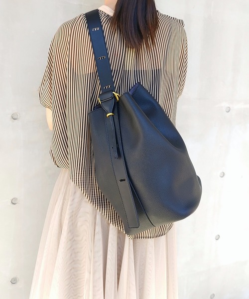 Q(キュー)の「フェイクレザーホーボーバッグ(ボディバッグ/ウエストポーチ・レディース・ベージュ/オリーブ/ブラック・ONE SIZE)」の2枚目の写真