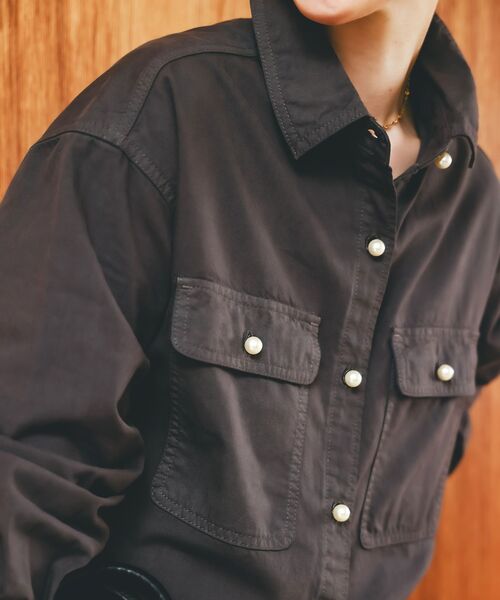 le.coeur blanc（ルクールブラン）の「パールボタンシャツ（シャツ/ブラウス・レディース・カーキオリーブ/サックスブルー/ブルー/ベージュ/ダークグレー/ダークブラウン/ブルー系その他/ブラック・38）」の9枚目の写真