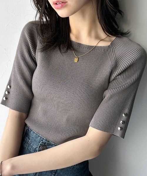 classicalelf(クラシカルエルフ)の「スクエアネック袖ボタンハーフスリーブリブニット(Tシャツ/カットソー・レディース・チャコール/オフホワイト/ブルー/ブラック/グレイッシュベージュ・SMALL/X-LARGE/MEDIUM/LARGE)」の3枚目の写真