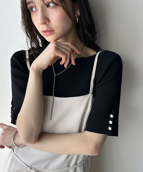classicalelf(クラシカルエルフ)の「スクエアネック袖ボタンハーフスリーブリブニット(Tシャツ/カットソー・レディース・チャコール/オフホワイト/ブルー/ブラック/グレイッシュベージュ・SMALL/X-LARGE/MEDIUM/LARGE)」の7枚目の写真