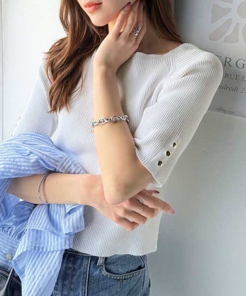 classicalelf(クラシカルエルフ)の「スクエアネック袖ボタンハーフスリーブリブニット(Tシャツ/カットソー・レディース・チャコール/オフホワイト/ブルー/ブラック/グレイッシュベージュ・SMALL/X-LARGE/MEDIUM/LARGE)」の6枚目の写真