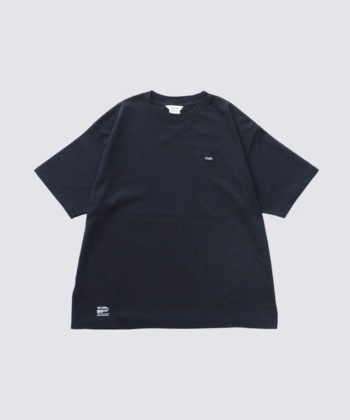FIDELITY(フィデリティ)の「MINIMAL EMB TUBE TEE / 半袖ワッペンTシャツ(Tシャツ/カットソー・メンズ・ネイビー/ホワイト/アイボリー/ブラック・LARGE/MEDIUM)」の1枚目の写真