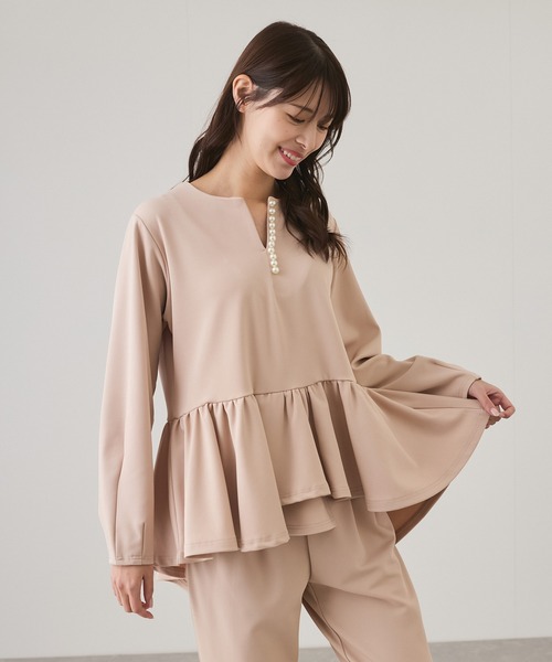 Jayro(ジャイロ)の「パール使いペプラムプルオーバー(Tシャツ/カットソー・レディース・ブラック/ベージュ/グレー・M)」の2枚目の写真