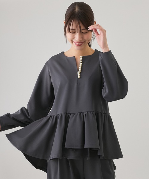 Jayro(ジャイロ)の「パール使いペプラムプルオーバー(Tシャツ/カットソー・レディース・ブラック/ベージュ/グレー・M)」の3枚目の写真