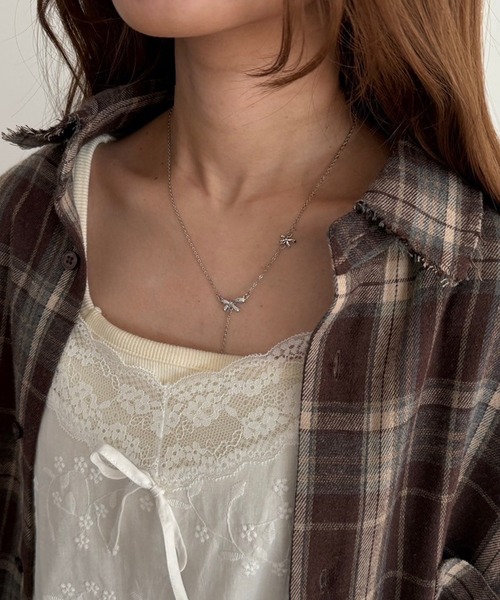 kutir(クティール)の「kutirlune/ダブルリボンチャームネックレス(ネックレス・レディース・シルバー・FREE)」の5枚目の写真