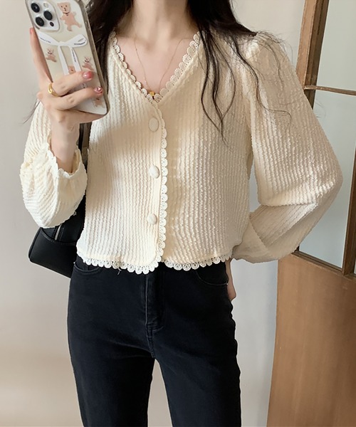 Girly Doll(ガーリードール)の「Vネックレーストリムショートブラウス(カーディガン/ボレロ・レディース・ベージュ/ブラック・FREE)」の1枚目の写真