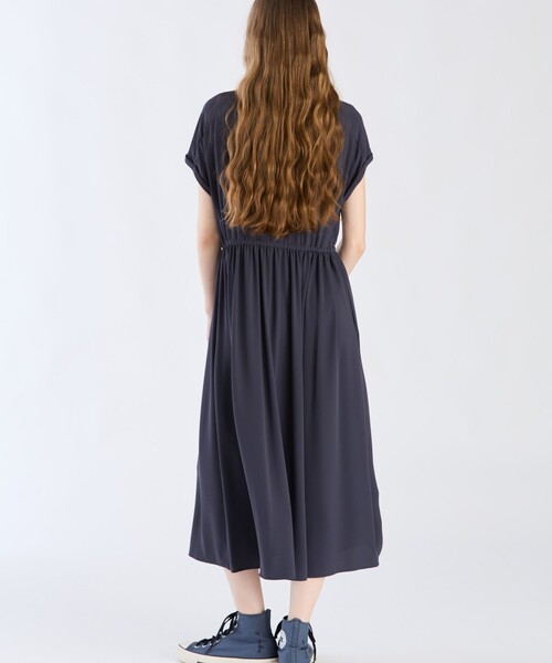 To b. by agnes b.（トゥービーバイアニエスベー）の「レディードレスポリエステル（シャツワンピース・レディース・グレー系その他・40/38/36）」の3枚目の写真