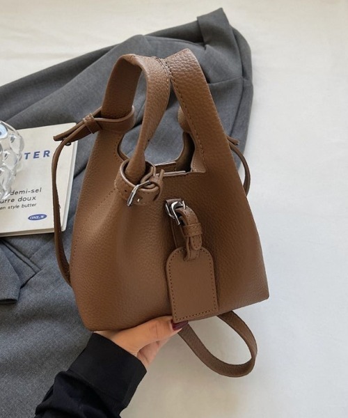 LETee(レティー)の「上品なシボ感素材で高見え!シーンを選ばず使える2WAYハンドバッグ(ハンドバッグ・レディース・ブラック/ブラウン/グレー・FREE)」の3枚目の写真