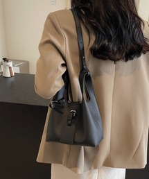 上品なシボ感素材で高見え!シーンを選ばず使える2WAYハンドバッグ