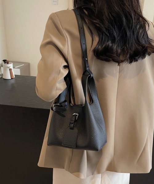 LETee(レティー)の「上品なシボ感素材で高見え!シーンを選ばず使える2WAYハンドバッグ(ハンドバッグ・レディース・ブラック/ブラウン/グレー・FREE)」の2枚目の写真