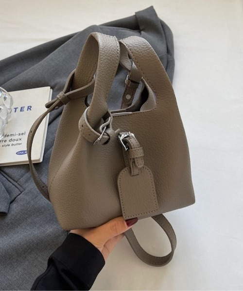 LETee(レティー)の「上品なシボ感素材で高見え!シーンを選ばず使える2WAYハンドバッグ(ハンドバッグ・レディース・ブラック/ブラウン/グレー・FREE)」の14枚目の写真