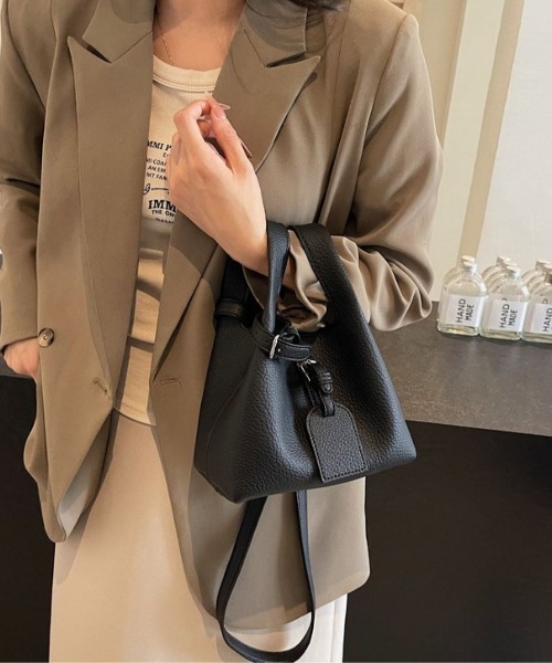 LETee(レティー)の「上品なシボ感素材で高見え!シーンを選ばず使える2WAYハンドバッグ(ハンドバッグ・レディース・ブラック/ブラウン/グレー・FREE)」の10枚目の写真