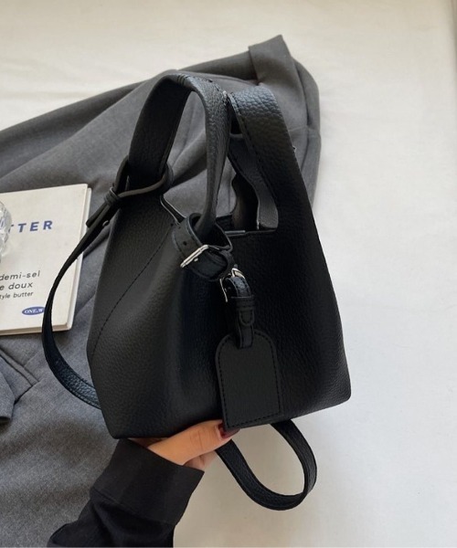 LETee(レティー)の「上品なシボ感素材で高見え!シーンを選ばず使える2WAYハンドバッグ(ハンドバッグ・レディース・ブラック/ブラウン/グレー・FREE)」の9枚目の写真