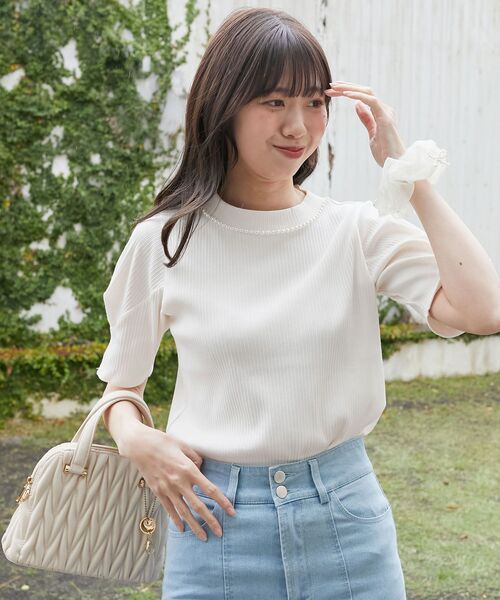 MAJESTIC LEGON(マジェスティックレゴン)の「ネックパールリブトップス(Tシャツ/カットソー・レディース・ブラック/ライトグリーン/ネイビー/アイボリー/チャコールグレー/ラベンダー/ボルドー/ブラウン・MEDIUM)」の2枚目の写真