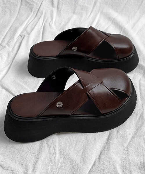 IRADOWL(アイラドール)の「PUレザー2way厚底デザインサンダル(サンダル・レディース・ブラウン/ブラック・35/36/37/38/39)」の9枚目の写真