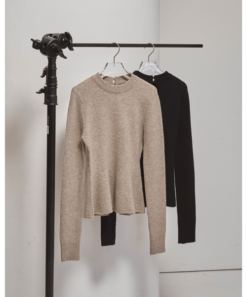 TODAYFUL(トゥデイフル)の「Puffy Peplum Knit(ニット/セーター・レディース・ブラック/グレイッシュベージュ・FREE)」の9枚目の写真