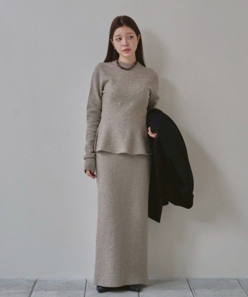 TODAYFUL(トゥデイフル)の「Puffy Peplum Knit(ニット/セーター・レディース・ブラック/グレイッシュベージュ・FREE)」の15枚目の写真