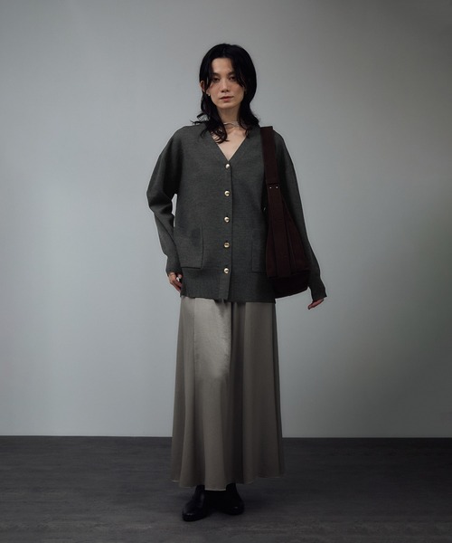 SALON adam et rope'（サロン アダム エ ロペ）の「ウールVネック金ボタンカーディガン（カーディガン/ボレロ・レディース・レッド/ベージュ/グレー・FREE）」の5枚目の写真