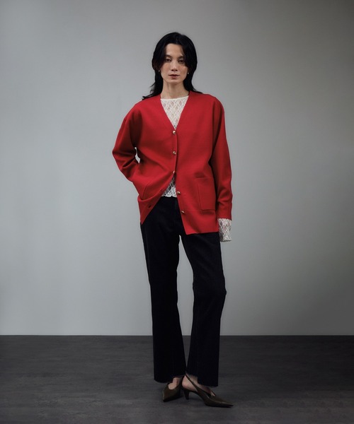 SALON adam et rope'（サロン アダム エ ロペ）の「ウールVネック金ボタンカーディガン（カーディガン/ボレロ・レディース・レッド/ベージュ/グレー・FREE）」の7枚目の写真