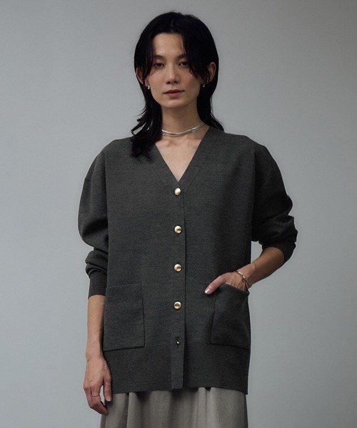 SALON adam et rope'（サロン アダム エ ロペ）の「ウールVネック金ボタンカーディガン（カーディガン/ボレロ・レディース・レッド/ベージュ/グレー・FREE）」の9枚目の写真