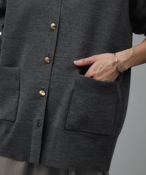 SALON adam et rope'（サロン アダム エ ロペ）の「ウールVネック金ボタンカーディガン（カーディガン/ボレロ・レディース・レッド/ベージュ/グレー・FREE）」の11枚目の写真