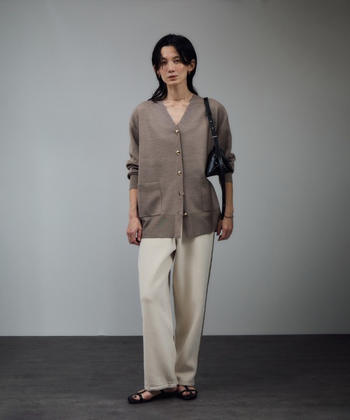 SALON adam et rope'（サロン アダム エ ロペ）の「ウールVネック金ボタンカーディガン（カーディガン/ボレロ・レディース・レッド/ベージュ/グレー・FREE）」の13枚目の写真