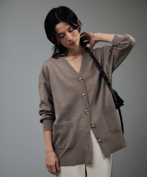 SALON adam et rope'（サロン アダム エ ロペ）の「ウールVネック金ボタンカーディガン（カーディガン/ボレロ・レディース・レッド/ベージュ/グレー・FREE）」の14枚目の写真