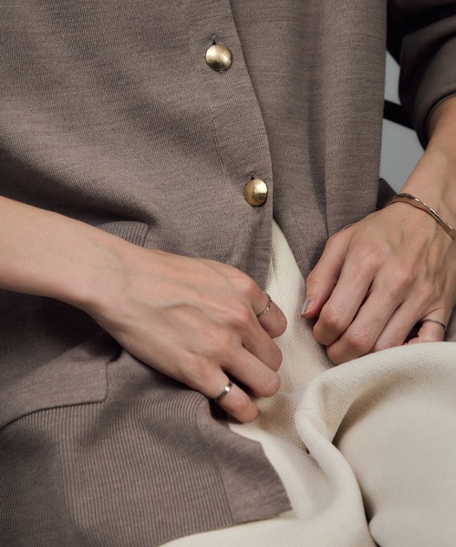 SALON adam et rope'（サロン アダム エ ロペ）の「ウールVネック金ボタンカーディガン（カーディガン/ボレロ・レディース・レッド/ベージュ/グレー・FREE）」の15枚目の写真