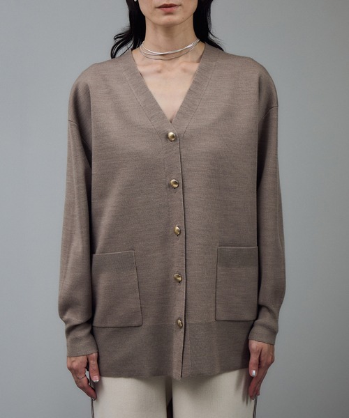 SALON adam et rope'（サロン アダム エ ロペ）の「ウールVネック金ボタンカーディガン（カーディガン/ボレロ・レディース・レッド/ベージュ/グレー・FREE）」の21枚目の写真