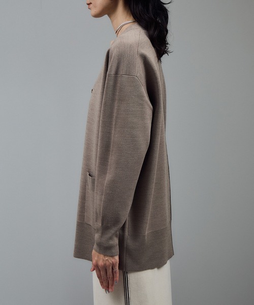 SALON adam et rope'（サロン アダム エ ロペ）の「ウールVネック金ボタンカーディガン（カーディガン/ボレロ・レディース・レッド/ベージュ/グレー・FREE）」の22枚目の写真