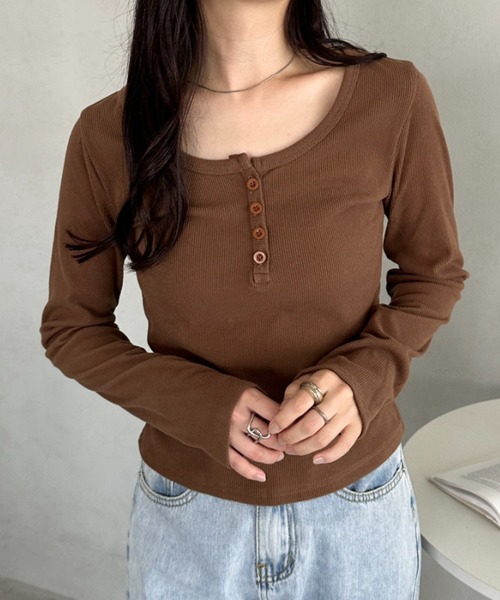 CLEA（クレア）の「ヘンリーネック長袖リブコンパクトトップス（Tシャツ/カットソー・レディース・ブラック/グレー/ブラウン/ホワイト・FREE）」の4枚目の写真