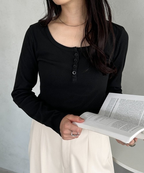 CLEA（クレア）の「ヘンリーネック長袖リブコンパクトトップス（Tシャツ/カットソー・レディース・ブラック/グレー/ブラウン/ホワイト・FREE）」の3枚目の写真