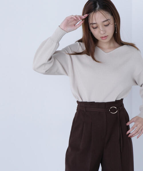 NATURAL BEAUTY BASIC（ナチュラルビューティーベーシック）の「◇総針ベーシックシリーズ ニュアンスVネックニット（ニット/セーター・レディース・ベージュ/ブラウン/ブルー/オフホワイト・FREE）」の6枚目の写真