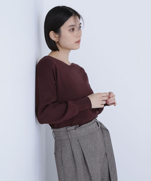 NATURAL BEAUTY BASIC（ナチュラルビューティーベーシック）の「◇総針ベーシックシリーズ ニュアンスVネックニット（ニット/セーター・レディース・ベージュ/ブラウン/ブルー/オフホワイト・FREE）」の10枚目の写真