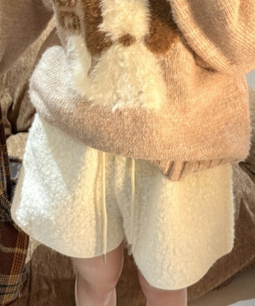 gossip!ロサンゼルス(ゴシップロサンゼルス)の「【Y2Kガーリー】もこもこボアショートパンツ(その他パンツ・レディース・オフホワイト/ブラック/グレー・FREE)」の1枚目の写真