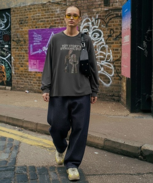 Disney（ディズニー）の「Disney ピグメントロングスリーブTシャツ（Tシャツ/カットソー・レディース・スミクロ/ブラック系その他7/ブラック系/ブラック系その他4/ブラック系その他6/ブラック系1/ブラック系3/ブラック系その他2/ブラック系その他/ブラック系その他3/ブラック系その他5/ブラック系2/ブラック系4・M/L/XL）」の7枚目の写真