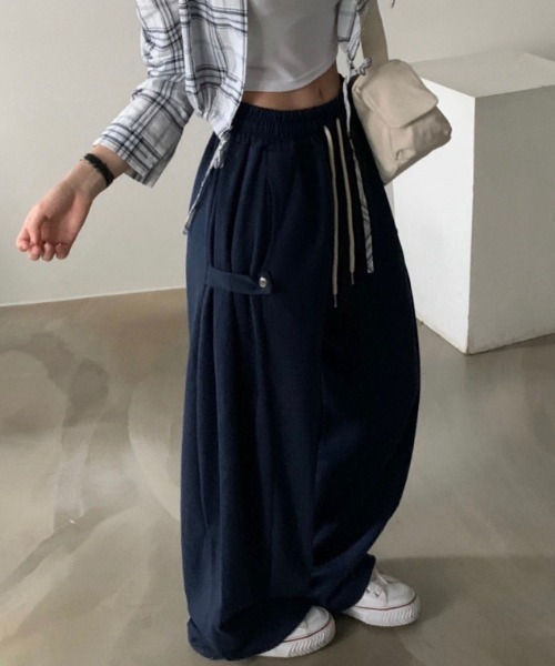 FREE STYLISTS(フリー スタイリスト)の「YUGA_YGMC Wide-length sweatpants with adjustable buckles(スウェットパンツ・レディース・ブラウン/ライトグレー/ネイビー・S/M)」の1枚目の写真