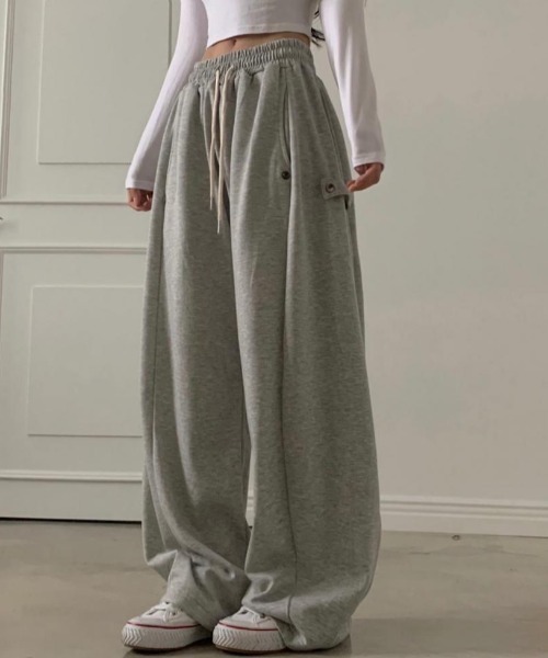 FREE STYLISTS(フリー スタイリスト)の「YUGA_YGMC Wide-length sweatpants with adjustable buckles(スウェットパンツ・レディース・ブラウン/ライトグレー/ネイビー・S/M)」の2枚目の写真